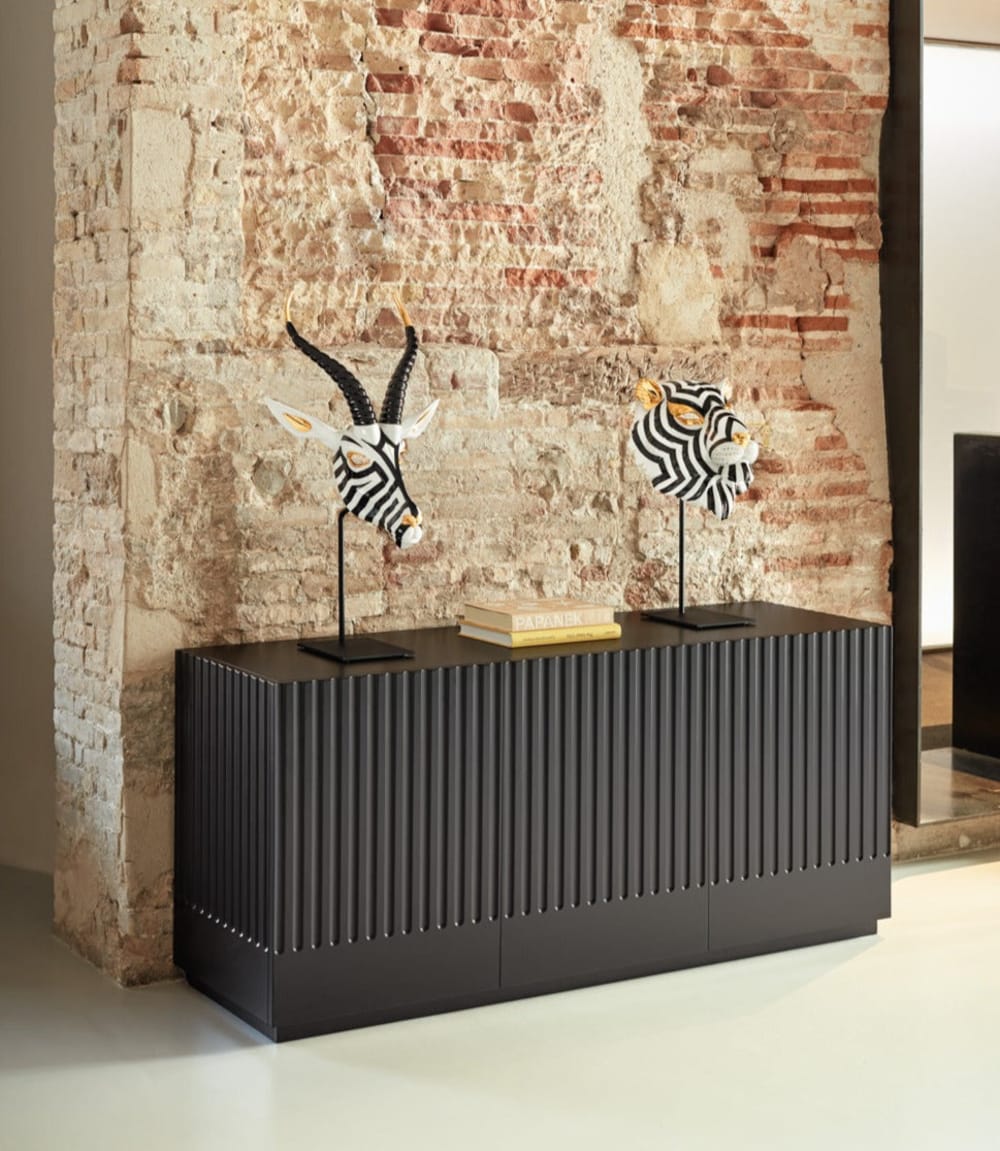 Détail de la finition striée du buffet DORIC