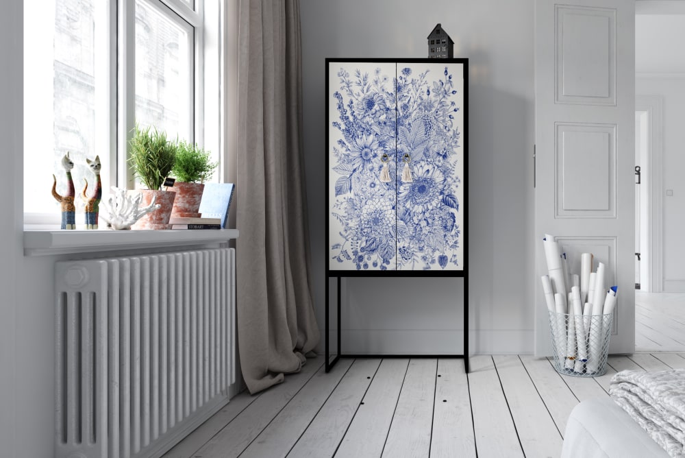 Détail du motif floral bleu du buffet NILO