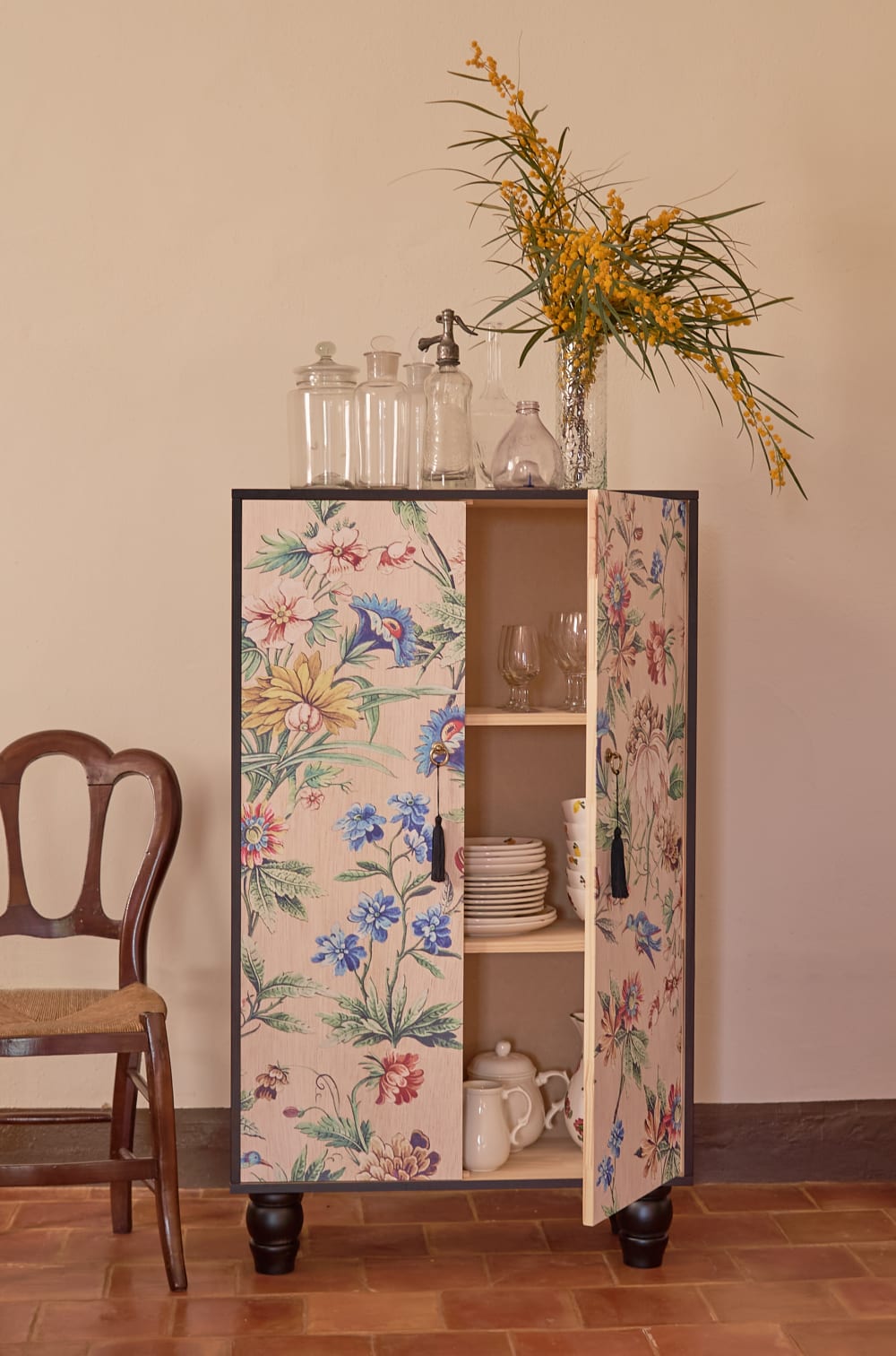 Détail de l'imprimé floral des portes du vaisselier AMAZONIA