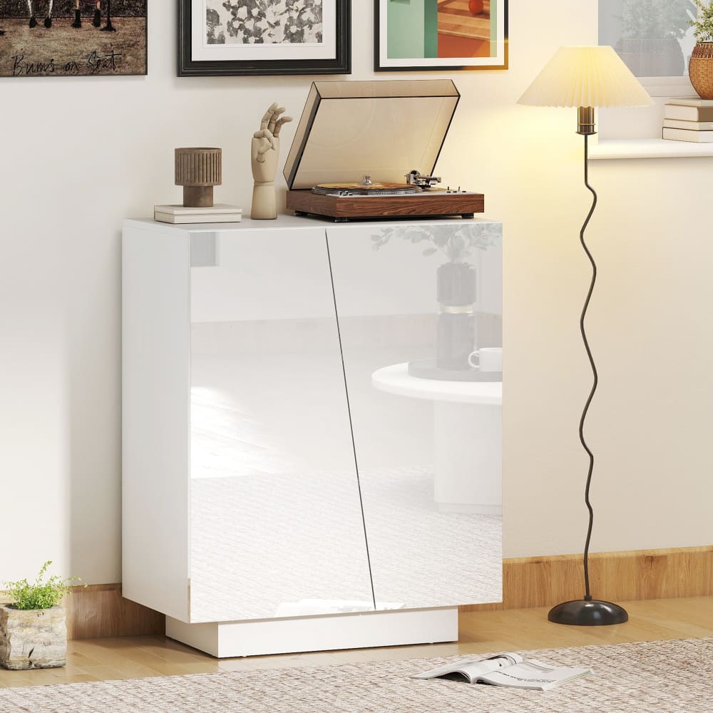 Buffet HOMCOM ouvert sur ses trois niveaux de rangement