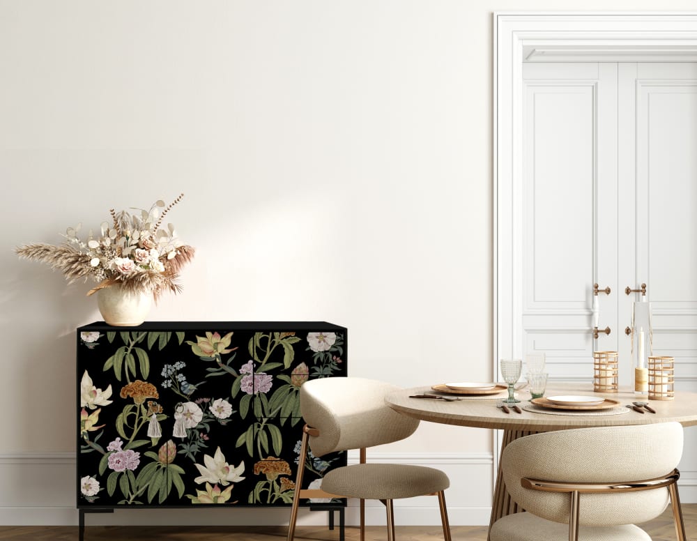 Détail des fleurs imprimées sur fond noir du buffet WILMA
