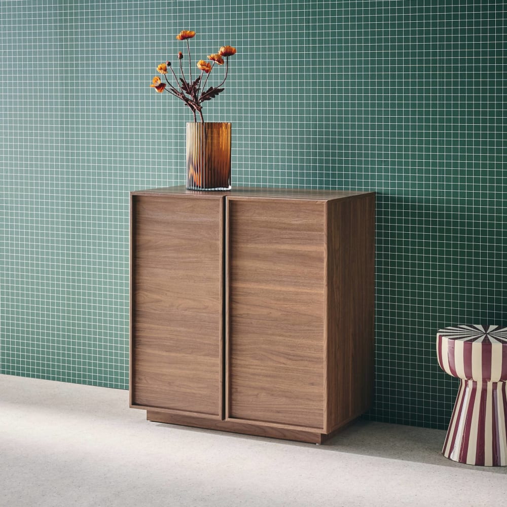 Détail de la finition effet noyer du buffet KUBA