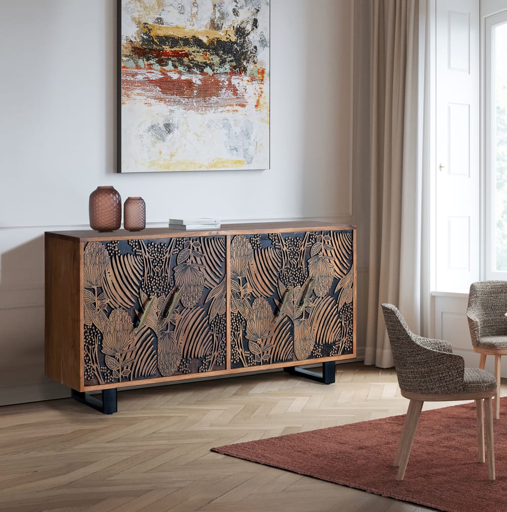 Détail des motifs sculptés à la main sur les portes du buffet TROPICANA