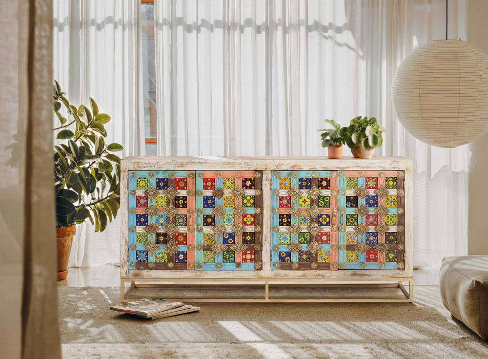 Détail des carreaux de faïence des portes du buffet SERALINE