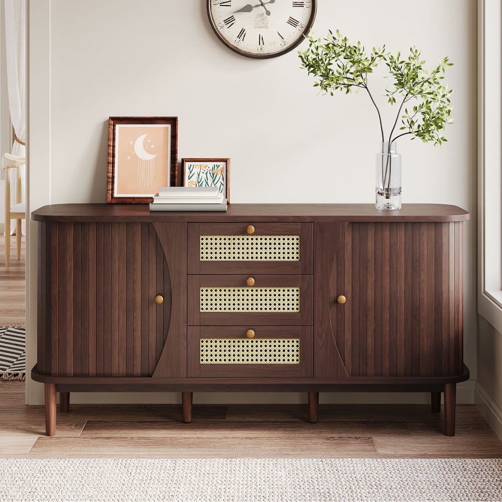 Détail des tiroirs en rotin et des boutons dorés du buffet URBAN MEUBLE