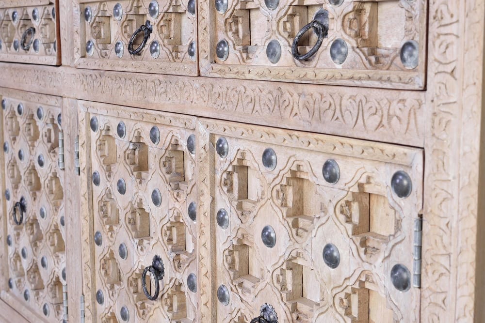 Détail des sculptures à la main du buffet BAKHRA NATURAL