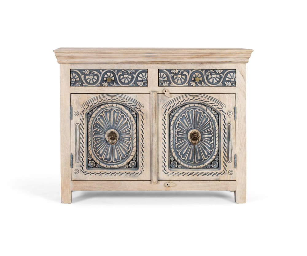 Buffet GINER Y COLOMER en manguier blanchi 116 cm avec sculptures sur fond bleu