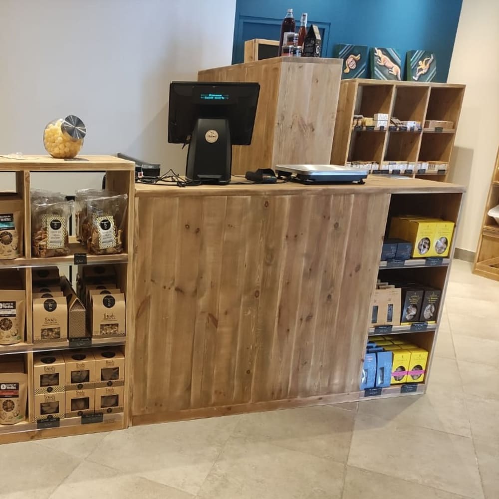 Détail de l'assemblage en bois massif du buffet TRADIS