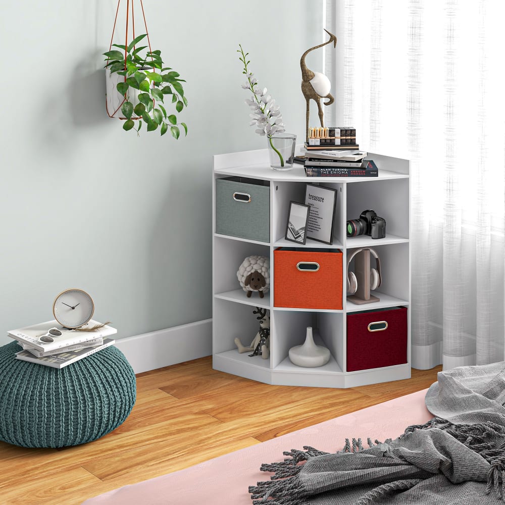 Meuble HOMCOM installé dans l'angle d'une pièce