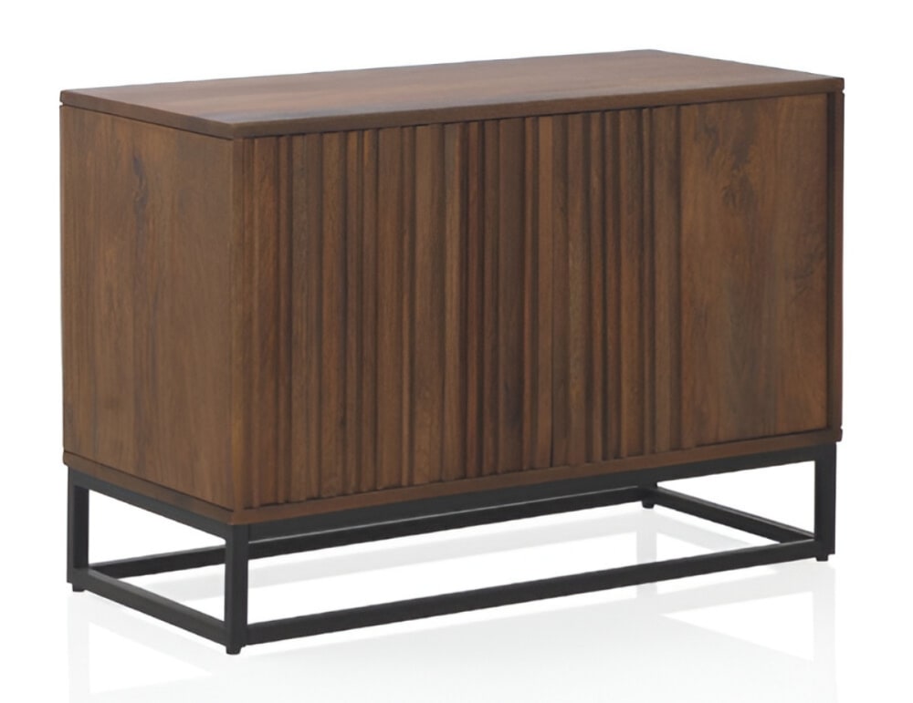 Petit buffet bas GEESE HOME en manguier massif 85 cm avec 2 portes gaufrées et base métal