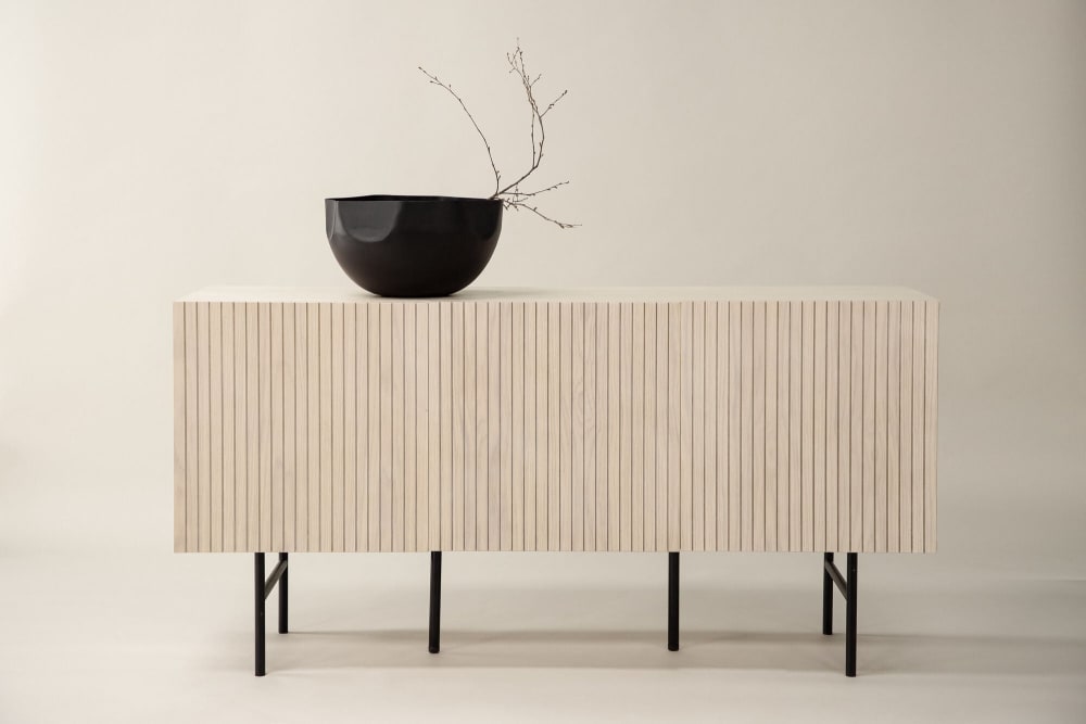 Détail des cannelures des portes du buffet BJOERKOEN