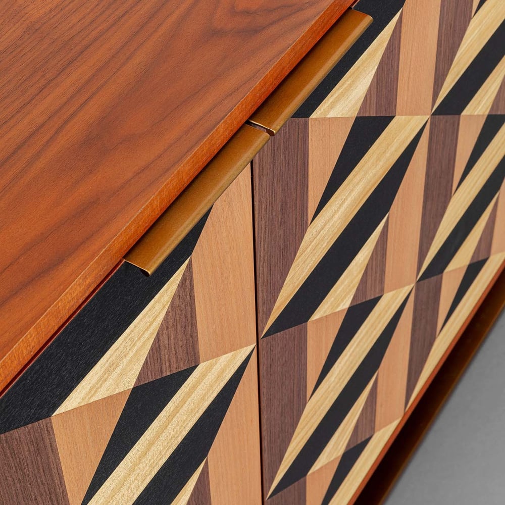 Buffet SILENCIO portes ouvertes sur ses tablettes réglables