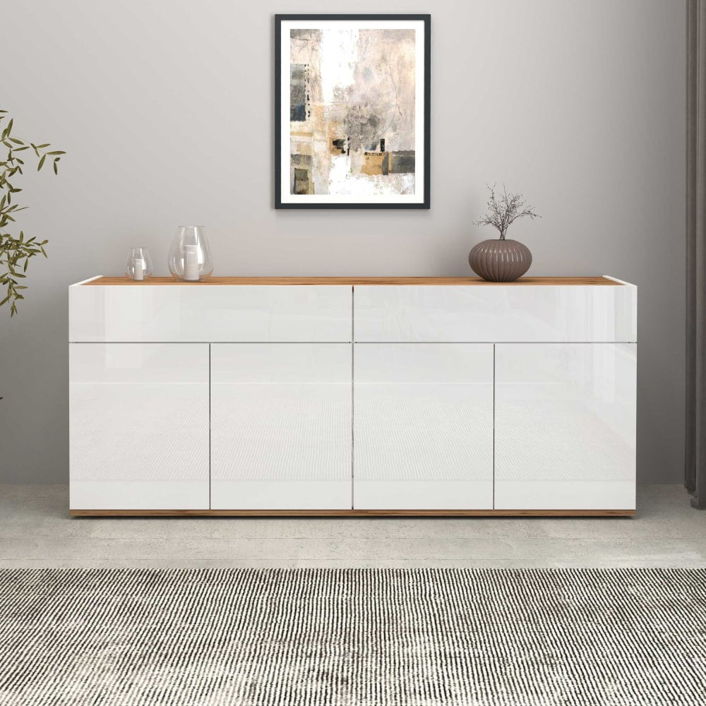 Détail des façades blanc brillant du buffet GARDA
