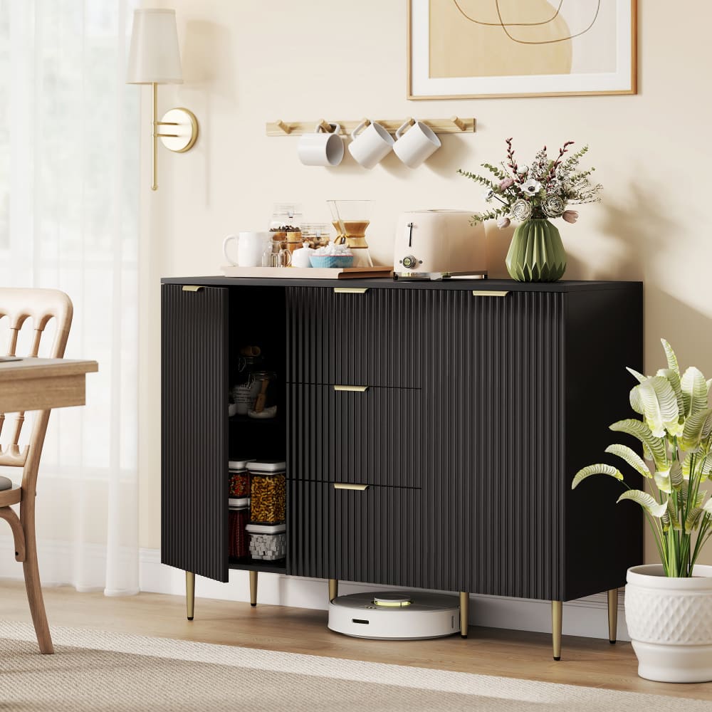 Détail des portes cannelées et des poignées dorées du buffet HOMCOM