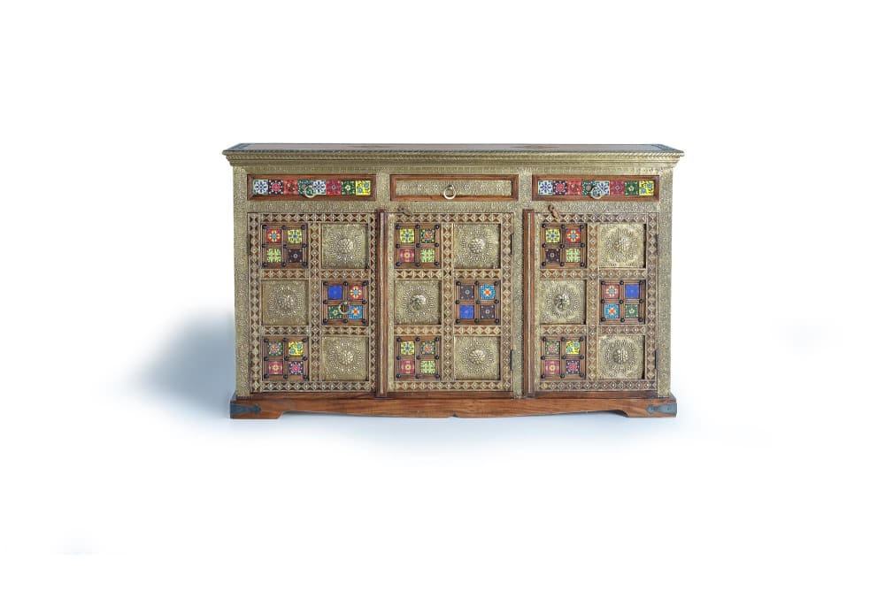 Buffet bahut BENIN en acacia et laiton repoussé 150 cm avec 3 portes et 3 tiroirs