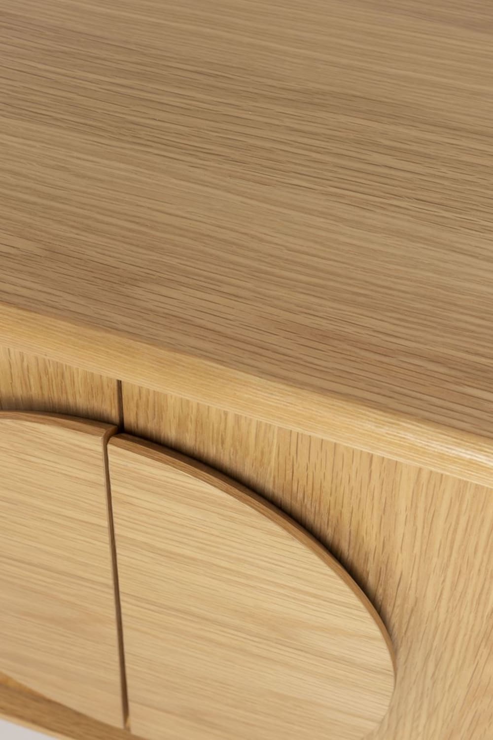 Détail du placage noyer du bahut GROOVE