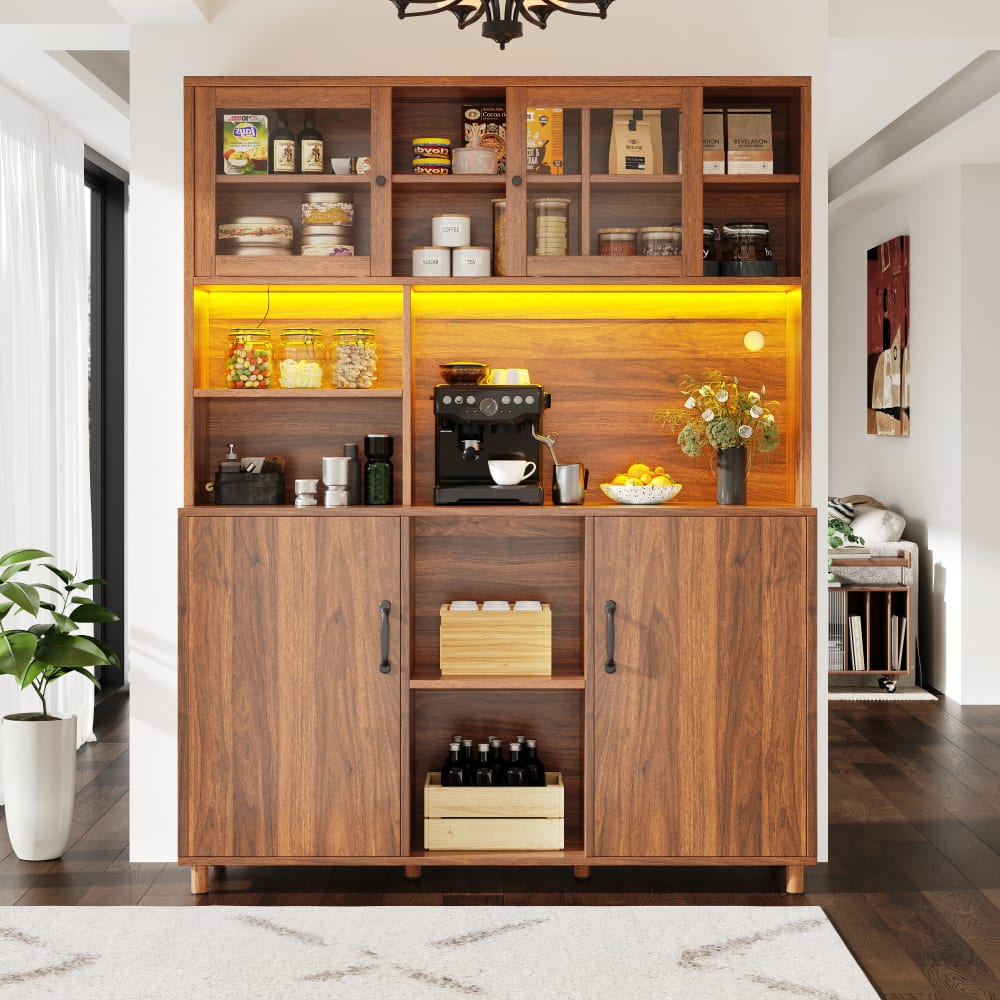 Détail de la vitrine éclairée du buffet URBAN MEUBLE
