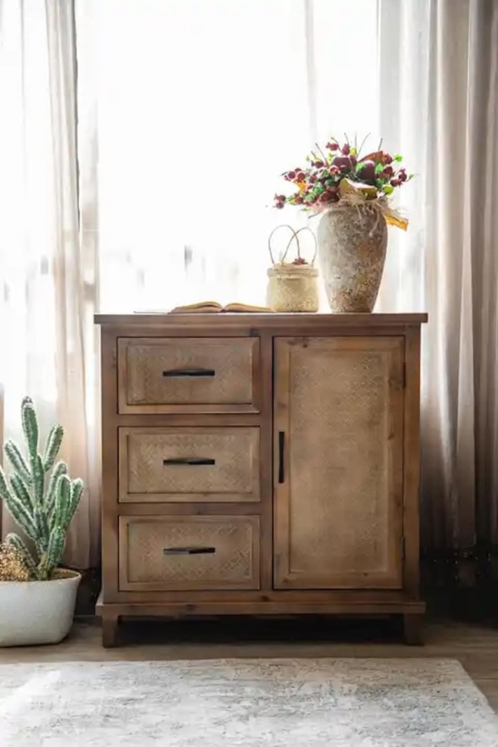 Détail des motifs sculptés du buffet BRAD